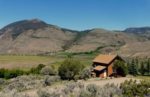Gardiner Cabin | Yellowstone Vacation Home close to Yellowstone! A/C! Hot Springs nearby!