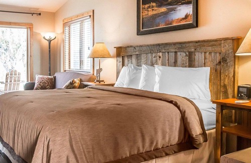 Livingston Cabin | Yellowstone Valley Lodge, an Ascend Collection Hotel
