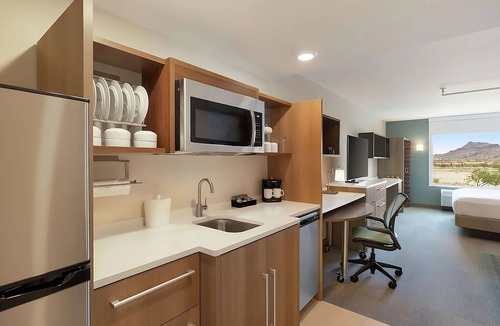 East Mesa Hotel | Your Dream Stay! Free Breakfast, Swimming Pool, Free Parking, Pets Allowed!