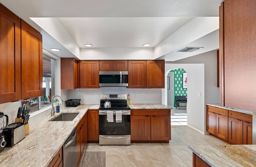 Peoria Ave Citizen's Group House | Your Home Away from Home: Pool, Monopoly, Hot Tub, Mini-Golf, BBQ, Luxury Home