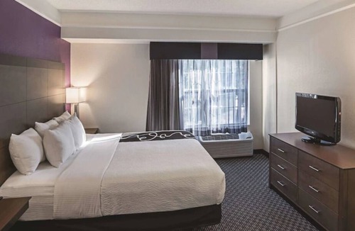 Woodlands Village House | Your Relaxing Getaway Awaits! Pool, Free Breakfast, Free Parking