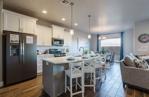 Hurricane House | Zion Village Resort 2102| Community Pool, Ping Pong table, and near Zion National Park
