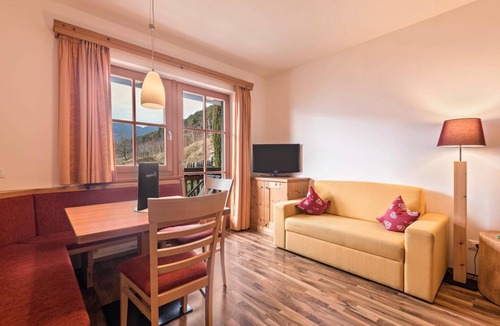 Lajen Apartment | Zirbelholzapartement am Eingang des Grödnertals
