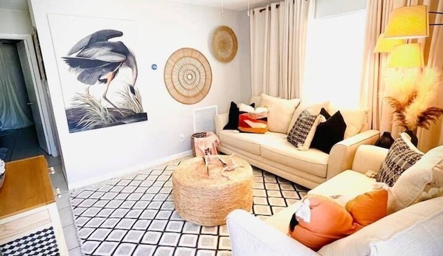 01 Cozy Portside Apartment - close to everything!