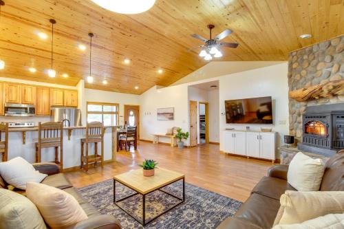 1-Acre Fenced Yard: Pet-Friendly Show Low Cabin!