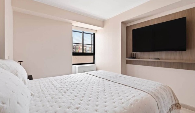 1 bedroom with A/C, desk, coworking space, and pool in Larco