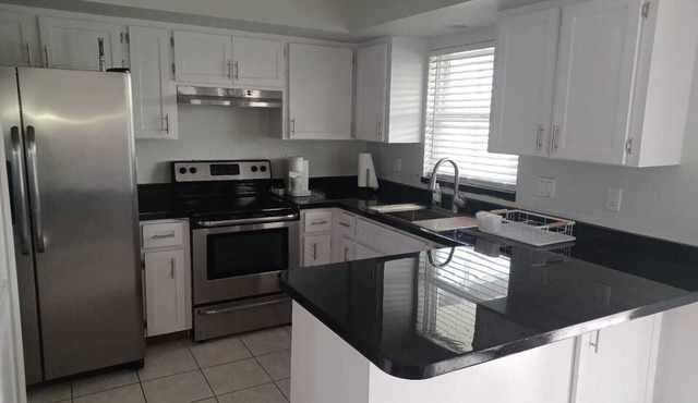 10 min. from the beach, pet-friendly, fenced yard.