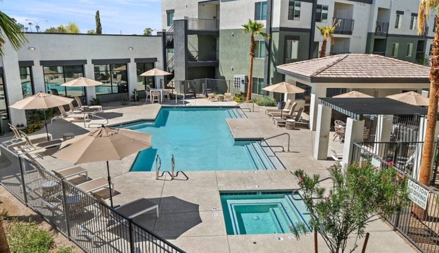 125 2 BR near State Farm & Parks w/Gym & Heated Pool