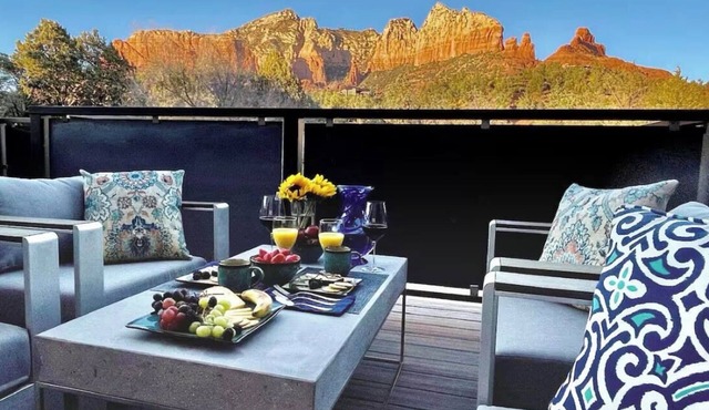 180 DEGREE VIEWS OF THE RED ROCKS W/3 MASTER EnSuite BEDROOMS, VIEWS GALORE!