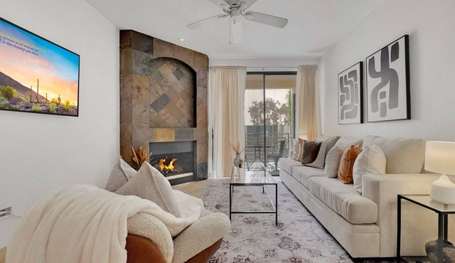 1BR Phoenix Condo w Pool, Hot Tub, King Bed, and Free Parking!