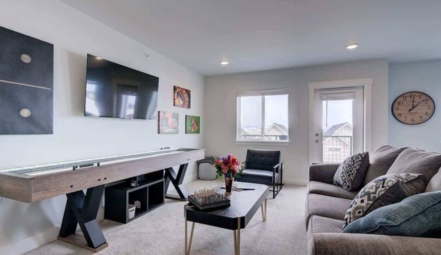 2 Adjoining Condos Rent Together