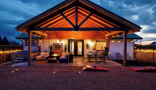 2 Bedroom Near Zion Bryce Wave: Hot Tub, Dining/Patio & Games - Red Rock Views!