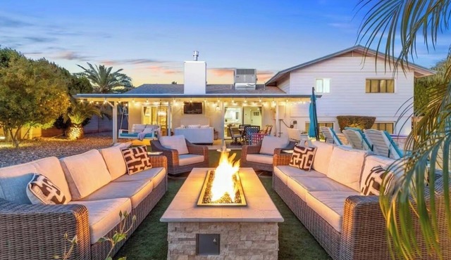 🌴2 King Suites, Huge HEATED POOL& SPA, 8 MIN TO OLD TOWN,2 LIVING ROOMS, FIREPIT