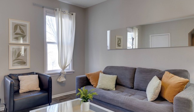 2 Mi to Downtown Minneapolis! Convenient Apt