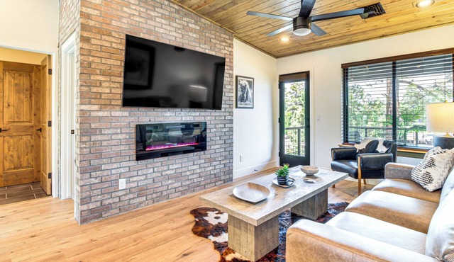 2 Mi to Fool Hollow Lake: Modern Loft w/ Balcony