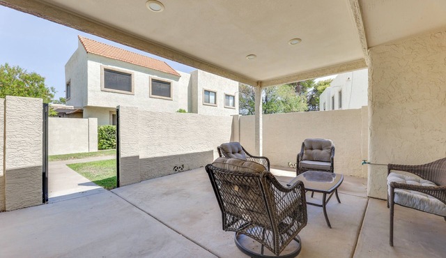 2 Mi to Old Town & Fashion Sq: Townhome w/Pools