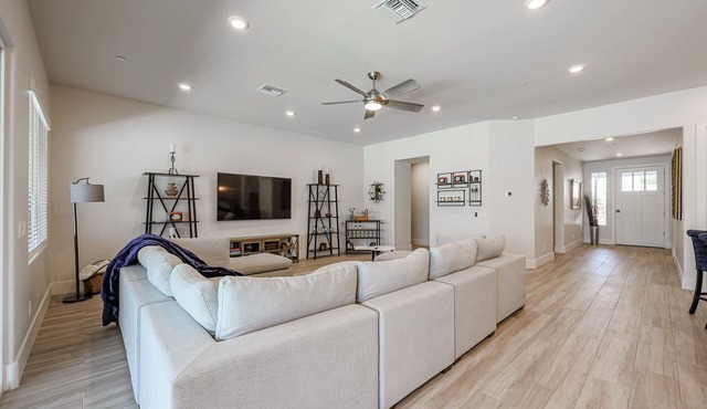 2023 Built BOUGIE Resort in Old Town-Heated LUXE Pool, 2 Posh Masters, 4Baths