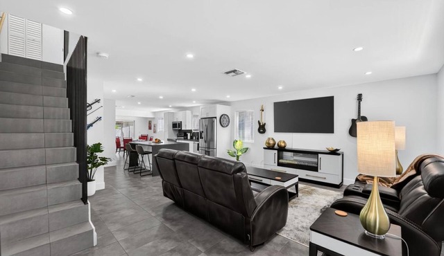 3-BDR Guitar House, Walk to Casino, located close to EVERYTHING