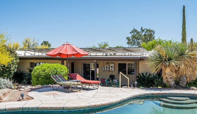 3 Bedroom Desert Paradise w Deep Pool & Grill