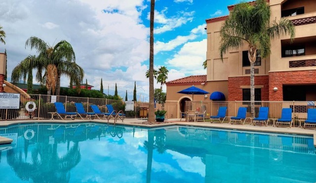3 Comfortable Units for Large Groups, Kitchen, Pool, Shop at Tucson Mall