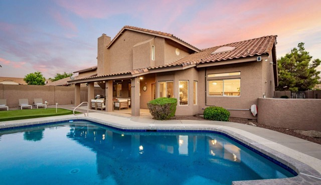 4 King Beds | 3 Showers | Pool, Hottub & Putt Grn.
