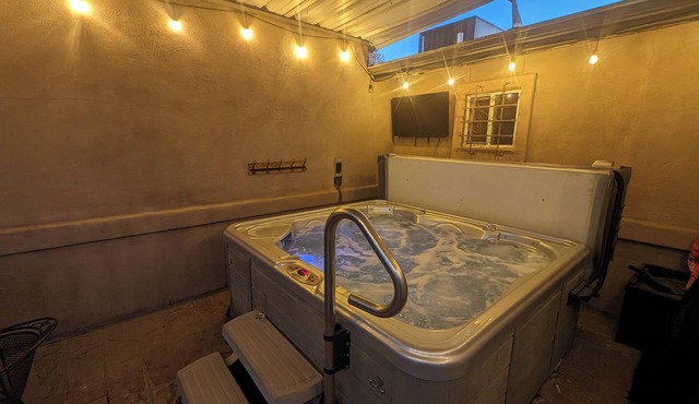 5 Bed UPDATED Home - Hot Tub, Fire Pits, Games, Bring the Whole Crew! Sleeps 14