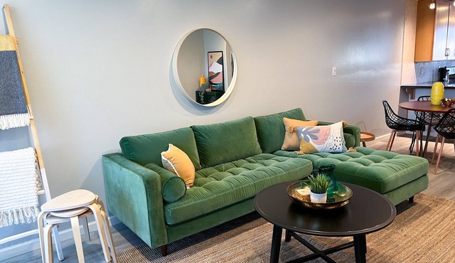 5 Minute Walk to Old Town - Modern Retro Retreat