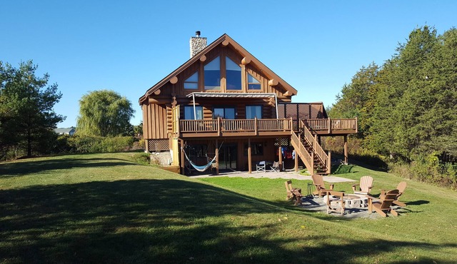 5 Star Lakefront Lodge, 4 acre peninsula. WiFi, AC, Heat, Fireplace, Beach, More