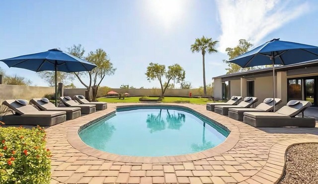 6 bd Desert Oasis w/Pool, Slide, Pickleball+More!