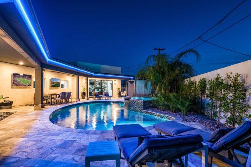 75th Place Home - Luxe Pool Spa Walk to Old Town