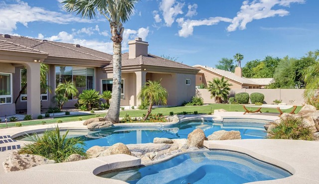 9 bd Luxury Oasis, Heated Pool and Spa, Pickle Ball!
