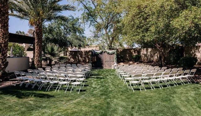99 Palms Event Venue: Barn, grass, pool, games, 6 beds