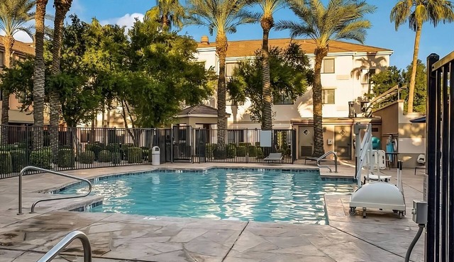 A Place You'll Surely Enjoy! Pool, Pet-friendly! Near Desert Botanical Gardens
