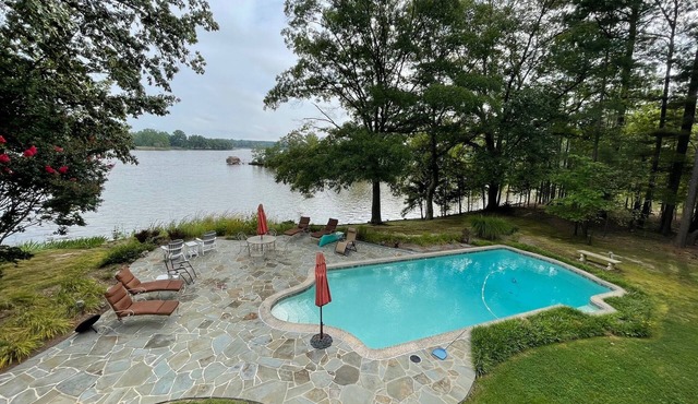 A Waterfront Retreat with pier and pool. Spacious 4 bedrooms near Chestertown.
