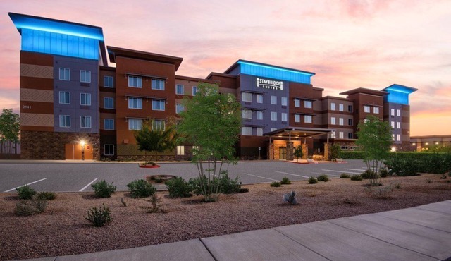 Accessible 1BR Suite w/Tub, Free Breakfast & Pool