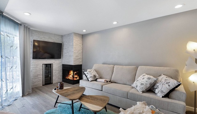 Across the street from the Fountain park area. 2 master suits, hot tub, pool