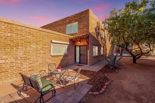 Alegria Corner - Charming dog-friendly, 2BR-1BA with Pool, Mountain Views