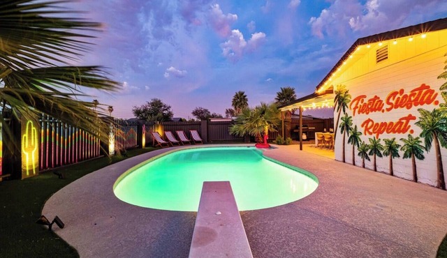 Amazing 4-bed home with Golf, Fire Pit, Hot-Tub & Pool