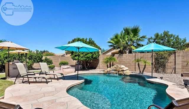 AMAZING 5 BR 3 BA PRIVATE HEATED SALT WATER POOLSIDE RETREAT!