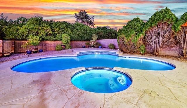 Amenities Galore! 8 Kings or 20 total beds w/ Htd Pool/Spa & Covered Patio w/ TV