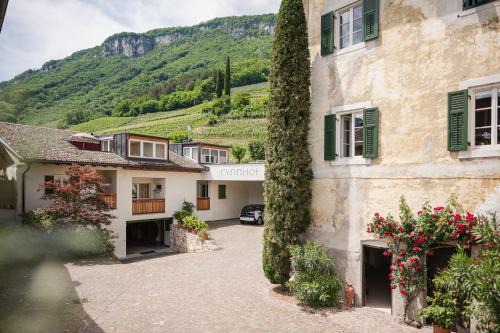 Ansitz Rynnhof - Ferienwohnungen am Bioweinhof in Tramin, Ruhe, Wein & Aktivurlaub