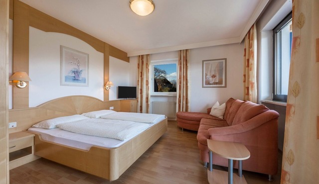 Apartment "Residenz Kronstein - 3" with Balcony, Shared Garden, Mountain View & Wi-Fi