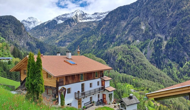 Apartment 'Wasserfallspitz' – Mountain Views, Sunny Balcony & Farmhouse Charm