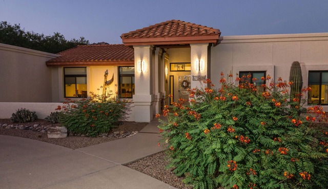 Ask about seasonal discounts! Foothills Home, Near Sabino Canyon, Mtn. views