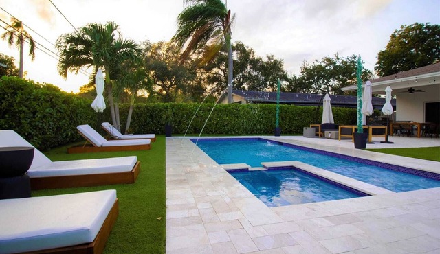 BaeCation Dania! Near Fort Lauderdale Airport, beach & casino! pool & jacuzzi!