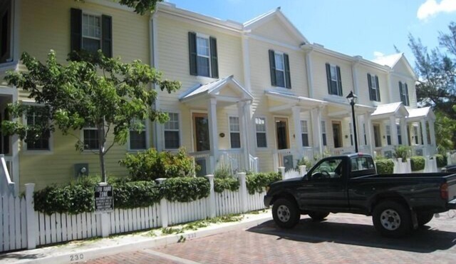 Banyan Court downtown condo- 2 bedroom, 2 bath, walkable, parking, pool
