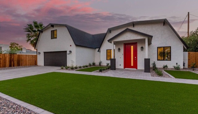Barnhouse: Heated Pool | 5 mins to Old Town!