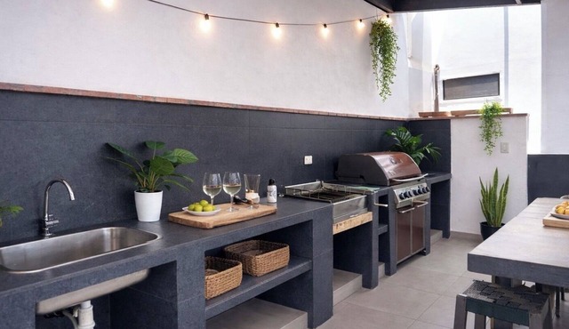 Beach house in nice neighborhood very close to the boulevard and beach, great BBQ area,