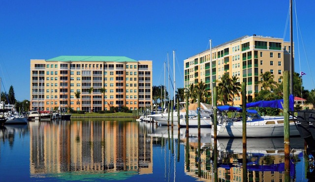 Beautiful 2 bedroom Condo in Harbor Towers @ Burnt Store Marina and Country Club