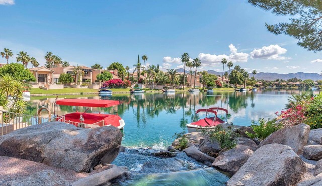 Beautiful, 2 Bedroom Lake Front Condo in The Scottsdale Bay Club